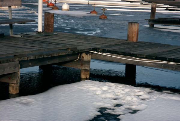 Små vågor under mastkransbryggan